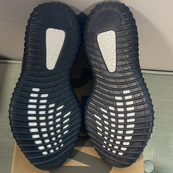 Yeezy Boost 350 v2 - Picture 4 of 5